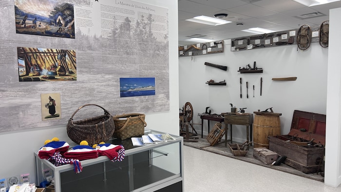 L'intérieur du Musée acadien de Pomquet. On retrouve la section intitulée « La manière de vivre des Mi'kmaq » ainsi que divers artefacts en bois.