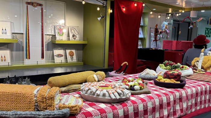 Un buffet composé de pièces en crochet est exposé sur un bar du traversier.