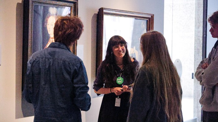 Une guide qui décrit des œuvres d'art aux visiteurs, au Musée des beaux-arts de Winnipeg