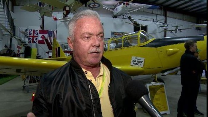 Le directeur général du Musée de l'aviation de la Saskatchewan, Brian Eikel, répond aux questions de la journaliste Geneviève Patterson. 