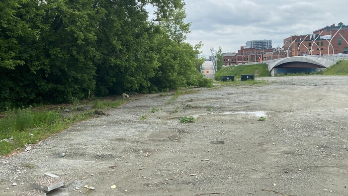 Un terrain de terre, près du centre-ville de Sherbrooke.