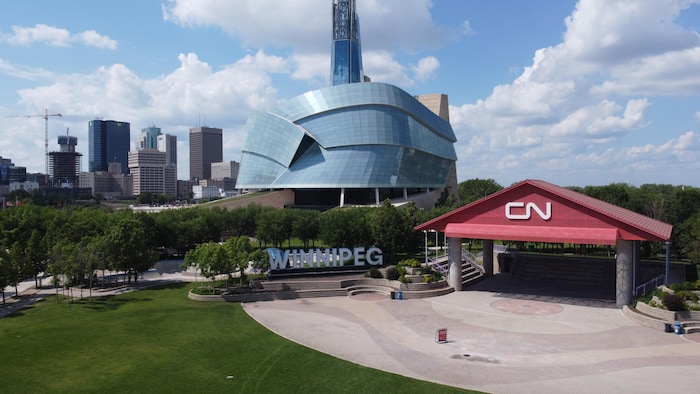 Une vue du centre-ville de Winnipeg et du Musée canadien pour les droits de la personne.