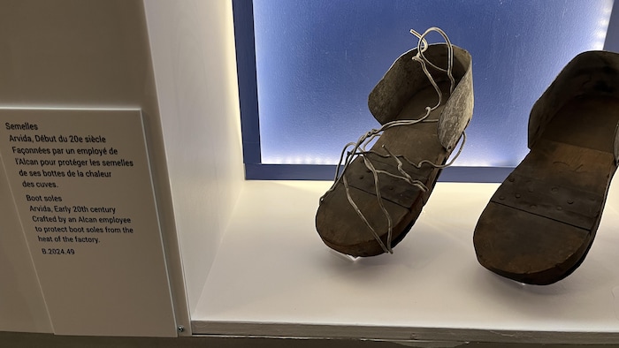 Des semelles sont exposées dans un musée.