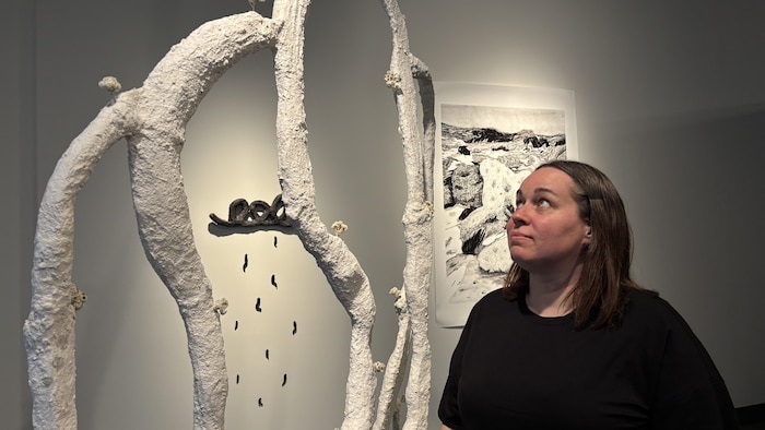 Catherine Arsenault à côté de l'une de ses sculptures,