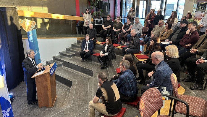 Jean-François Simard prend la parole devant plusieurs personnes attentives.