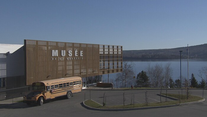 Façade et stationnement du Musée de la Gaspésie à Gaspé, autobus stationné devant le musée. 