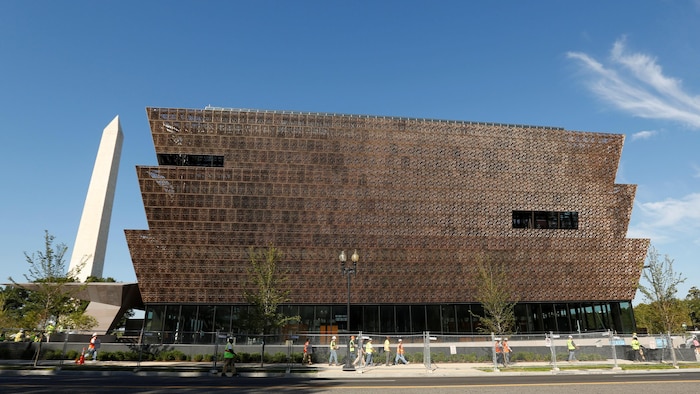 Photo d'un bâtiment de couleur bronze.