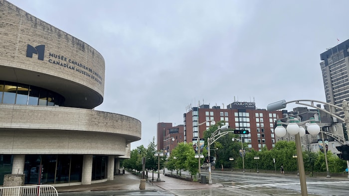 Le Musée canadien de l'histoire à Gatineau et l'hôtel Four points en arrière-plan.