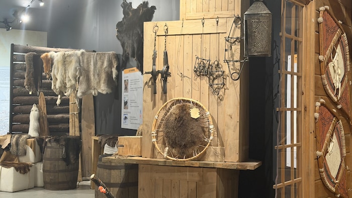 Une exposition d'articles autochtones et de colons.