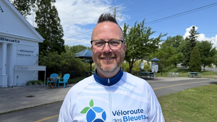 David Lecointre pose devant la Véloroute.