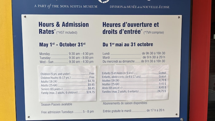 Une affiche indiquant les tarifs d’entrée et les heures d’ouverture du Musée maritime de l’Atlantique à Halifax.