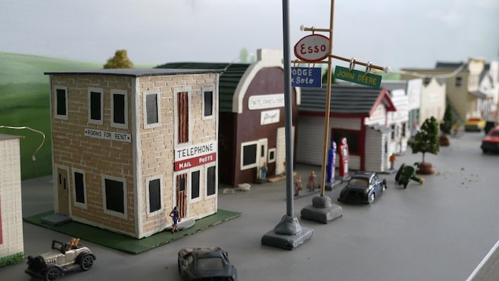 De petites maquettes de vieux bâtiments.
