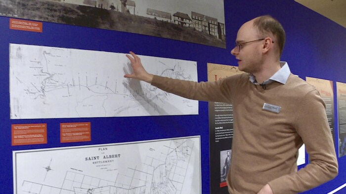Martin Bierens montre un endroit sur une carte.