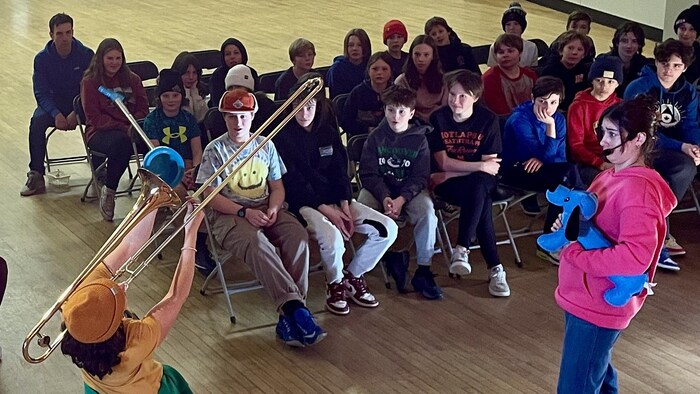 Hélène Lemay (à gauche) et Mia Wistaff (à droite) performent devant un groupe d'enfants. 