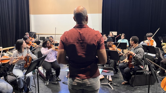 Des musiciens en répétition.