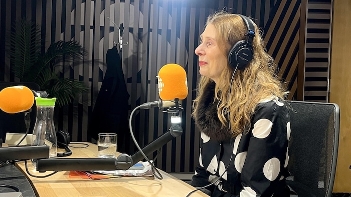 Karla Berbrayer en entrevue dans un studio de radio.