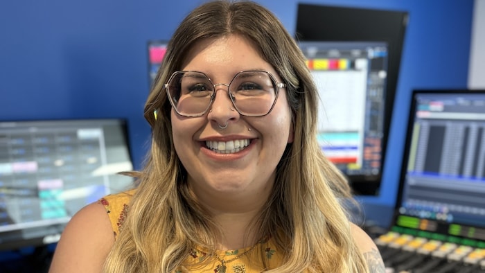 Portrait de Stéphanie Veillette, animatrice radio.
