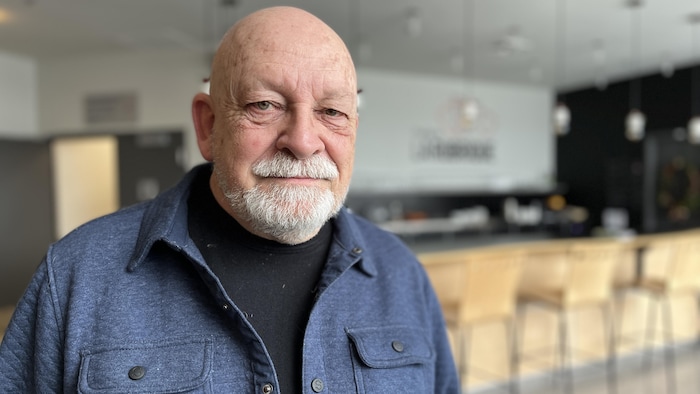 Bruno Simard pose dans une salle.