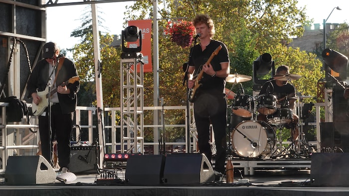 Jeremy Fox, guitare en main, chante sur scène.