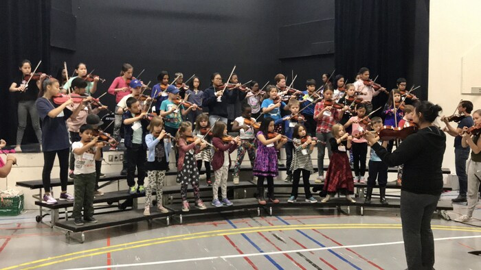 De jeunes Nunavummiut jouent du violon.