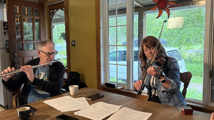 Philippe LeBlanc avec sa flute traversière et Lucie Savoie avec son violon.