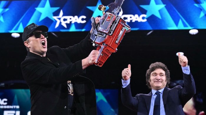 Elon Musk tient une tronçonneuse aux côtés du président argentin, Javier Milei, lors de la conférence annuelle Conservative Political Action Conference (CPAC).