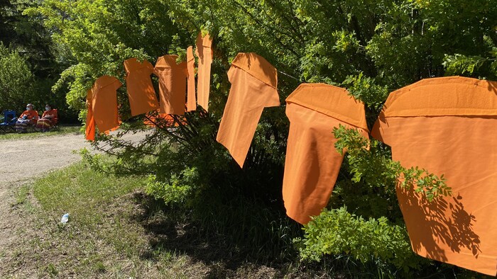 Des chandails orange lors d'un rassemblement le 1er juin 2021 au pensionnat autochtone de Muskowekwan, en Saskatchewan, afin de rendre hommage aux 215 dépouilles du pensionnat de Kamloops.