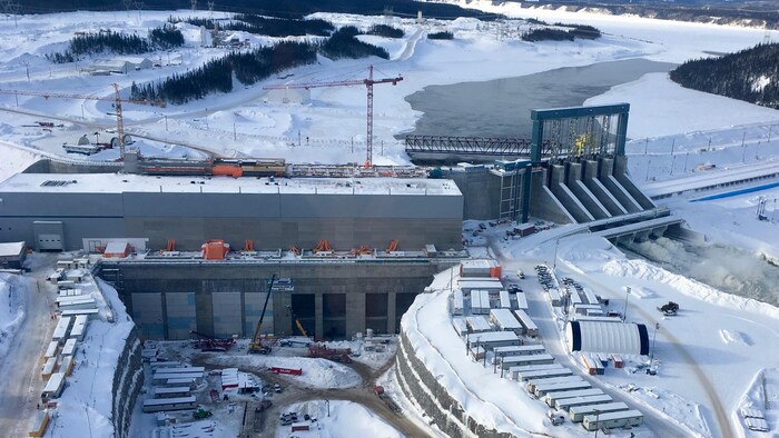 Une photo montre la centrale hydroélectrique de Muskrat Falls en construction.