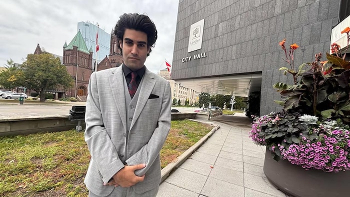 Mustafa Zeboon devant l'hôtel de ville de London.