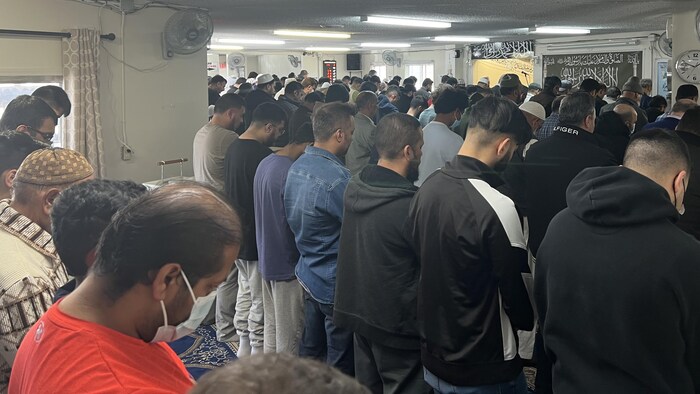Des musulmans prient dans une mosquée.