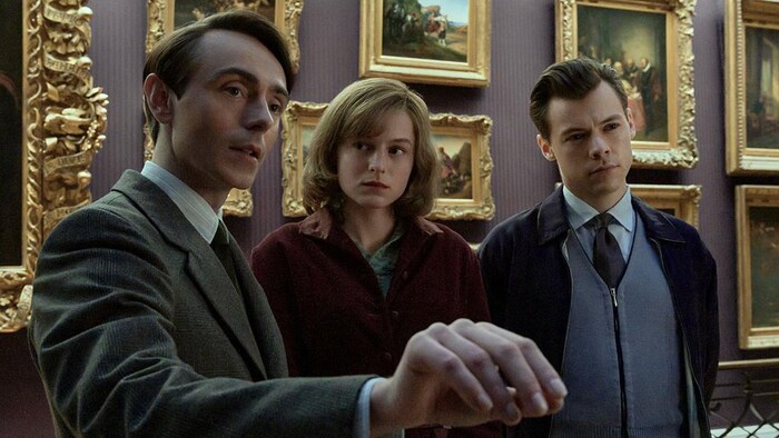 Les acteurs David Dawson, Emma Corrin et Harry Styles dans une scène du film.