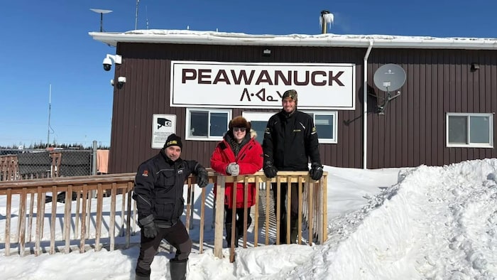 Trois personnes à Pewanuck.