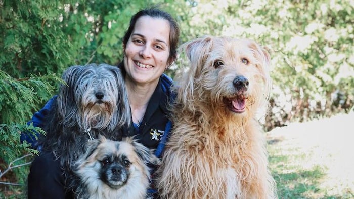 Mylène Drolet entourée de chiens.