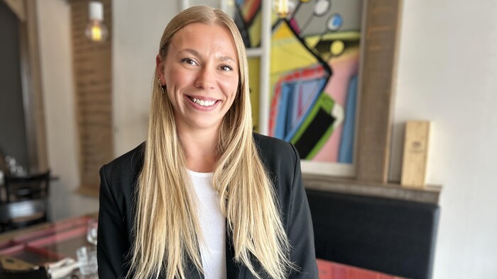 Portrait de Mynessa Lapointe Ouellet dans la salle à manger du restaurant La Porte Arrière.