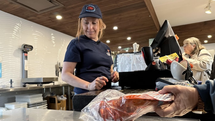 Myriam Cyr-Desbois à la caisse de sa poissonnerie.