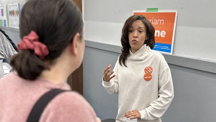 Myriam Djilane en train de discuter avec une citoyenne.