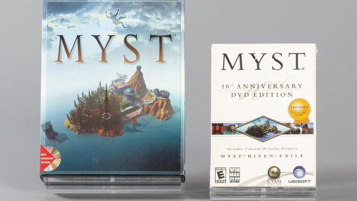 Deux pochettes de jeu vidéo Myst. 
