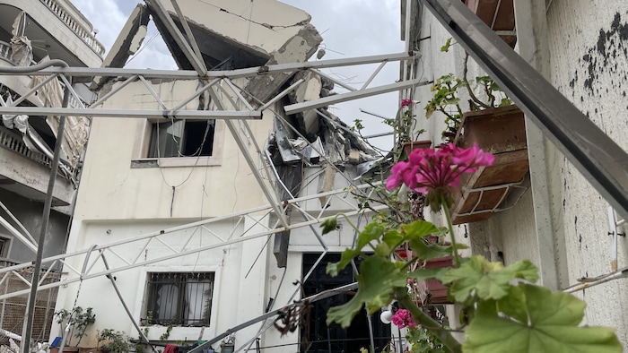 Une bâtisse de trois étages partiellement effondrée sous l'impact d'une frappe israélienne au Liban-Sud. 