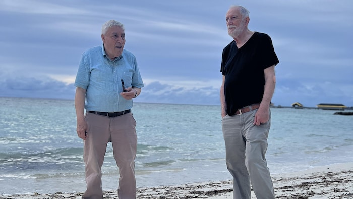 Les artistes palestiniens Nabil Anani et Souleiman Mansour sur une plage des Maldives, où ils participaient à une résidence artistique en 2023.