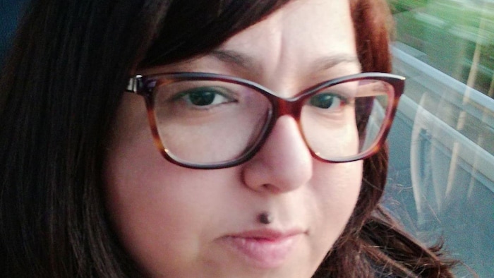 Portrait de Nabila Attia qui porte une paire de lunettes de vision.