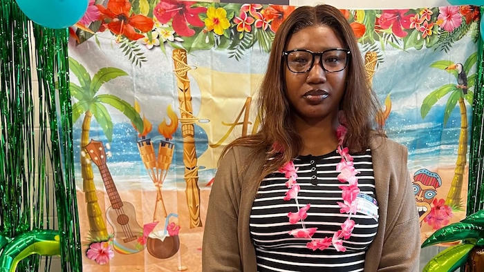 Une femme devant un décor estival.