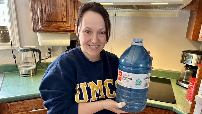 Nadia Lapointe tient une bouteille d'eau.