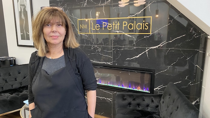 Nadia Malek dans son salon de coiffure.