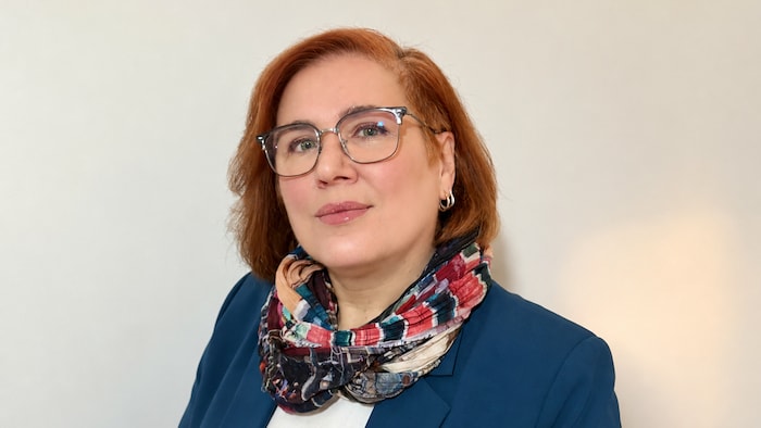 Nadia Seraiocco regarde la caméra.