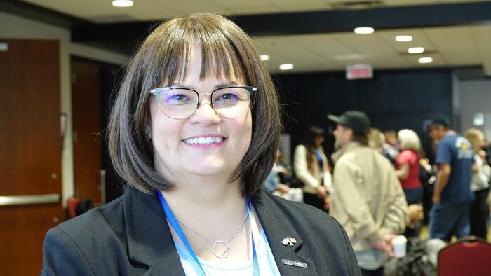 Nadine Brassard, une femme avec des cheveux courts et des lunettes.