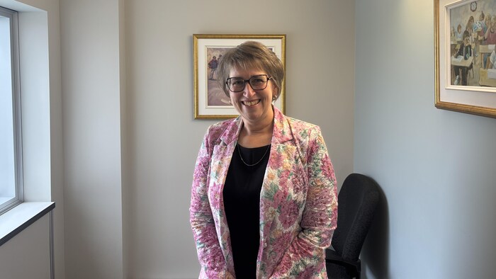 Nadine Desrosiers sourit.