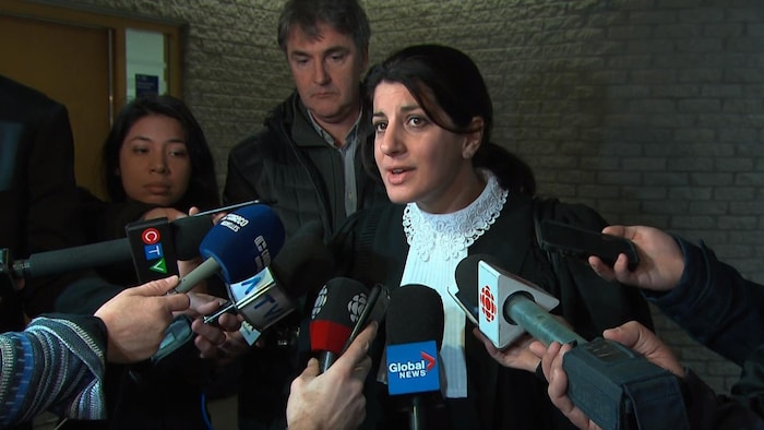 Me Touma lors d'une mêlée de presse au palais de justice.