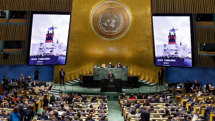 General Assembly sa UN habang nagsasalita si UN SecGen Guterres sa rostrum at makikita sa dalawang screen ang isang barko.