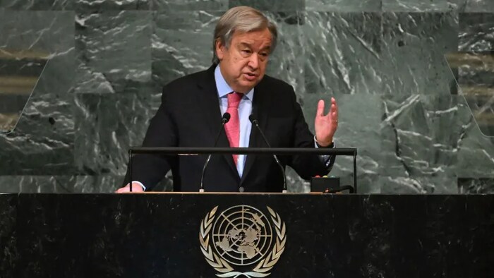 الأمين العام لمنظمة الأمم المتحدة أنطونيو غوتيريش يتحدث واقفاً خلف منبر يحمل لوغو المنظمة الأممية.