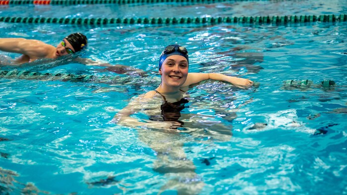 Mathilde sourit dans l'eau.